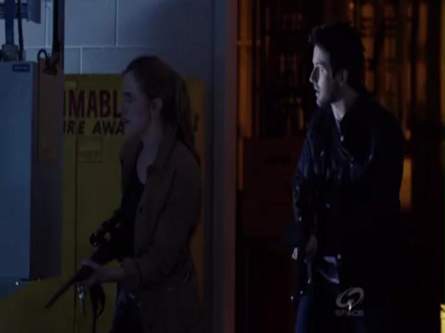 VampireDiariesWorld-dot-org_PrimevalNewWorldS01E05-2231.jpg