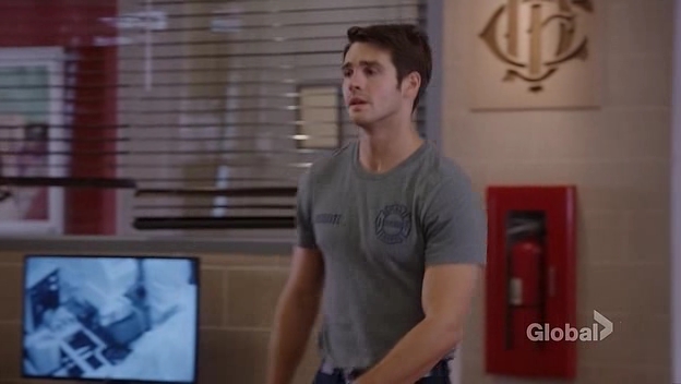 VampireDiariesWorld-dot-nl_ChigagoFire5x02-0400.jpg