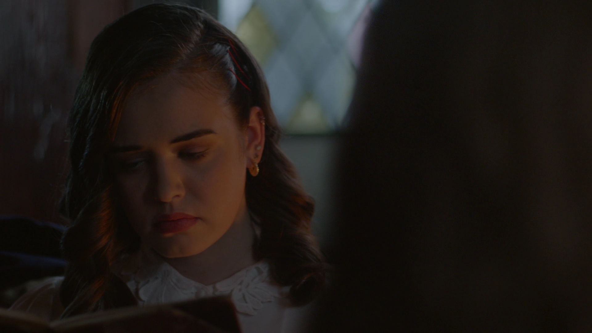 VampireDiariesWorld-dot-nl_Legacies1x15IllTellYouAStory01074.jpg