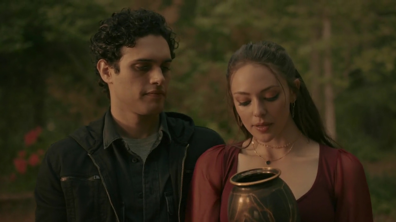 VampireDiariesWorld-dot-nl_Legacies4x20JustDontBeAStrangerOkay2364.jpg VampireDiariesWorld-dot-nl_Legacies4x20JustDontBeAStrangerOkay2364.jpg