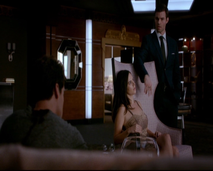 VampireDiariesWorld-dot-nl_TheOriginals_3x02YouHungTheMoon1085.jpg