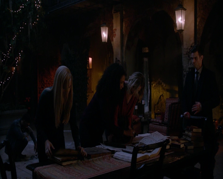 VampireDiaries-dot-nl_TheOriginals4x12VoodooChild-deletedscene0215.jpg VampireDiaries-dot-nl_TheOriginals4x12VoodooChild-deletedscene0215.jpg