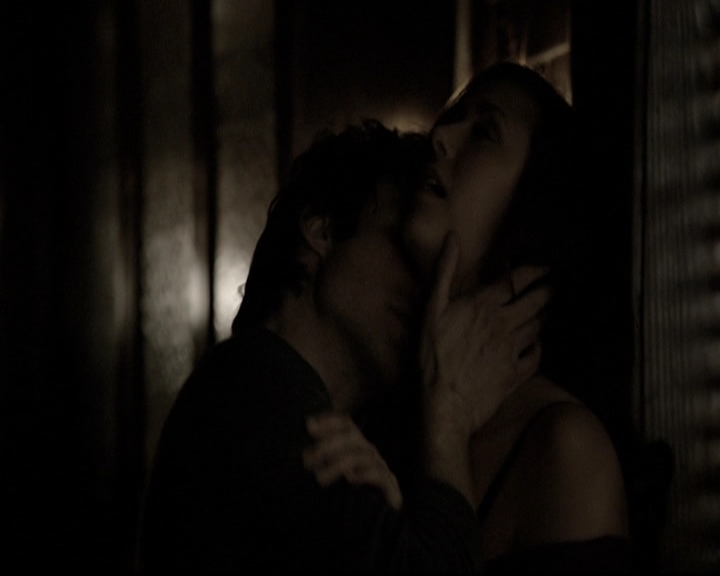VampireDiariesWorld-dot-nl_6x17ABirdInAGildedCage2143.jpg