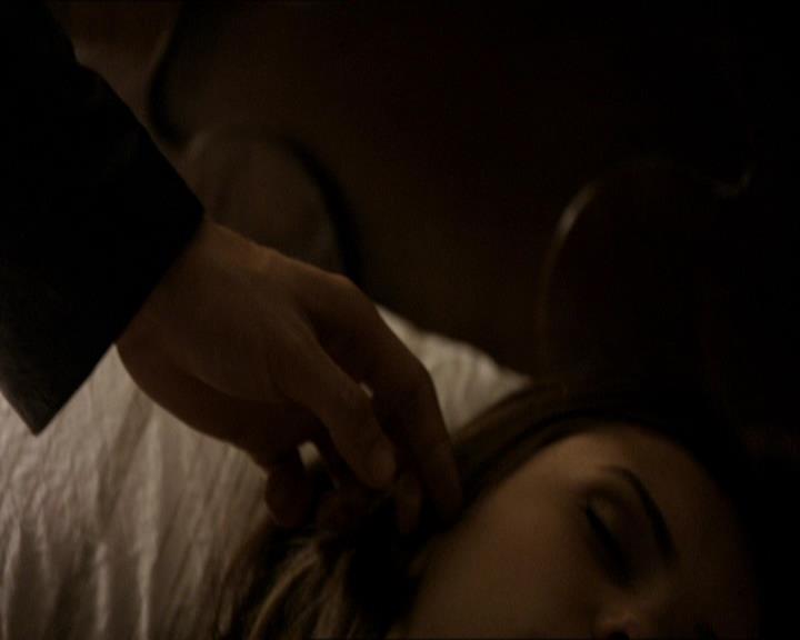 VampireDiariesWorld_dot_org-1x03FridayNightBites2239.jpg