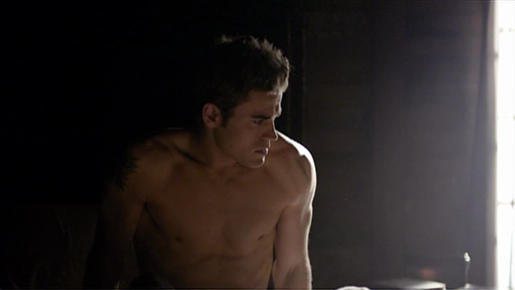 VampireDiariesWorld-dot-org_TVD-S1-SpecialFeatures_IntoMysticFalls_Captures00019.jpg