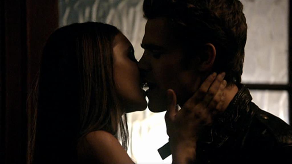 VampireDiariesWorld-dot-org_TVD-S1-SpecialFeatures_IntoMysticFalls_Captures00232.jpg