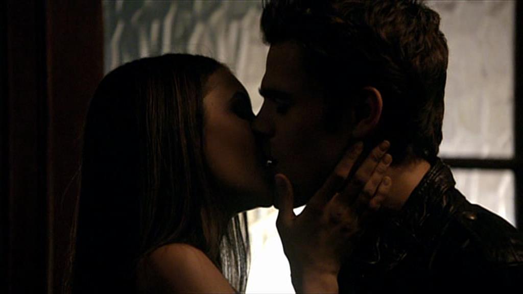 VampireDiariesWorld-dot-org_TVD-S1-SpecialFeatures_IntoMysticFalls_Captures00233.jpg