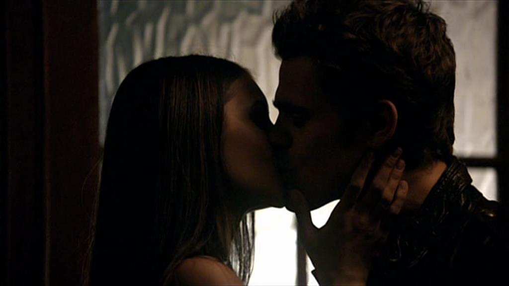 VampireDiariesWorld-dot-org_TVD-S1-SpecialFeatures_IntoMysticFalls_Captures00234.jpg
