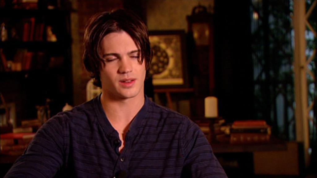 VampireDiariesWorld-dot-org_TVD-S1-SpecialFeatures_IntoMysticFalls_Captures00275.jpg