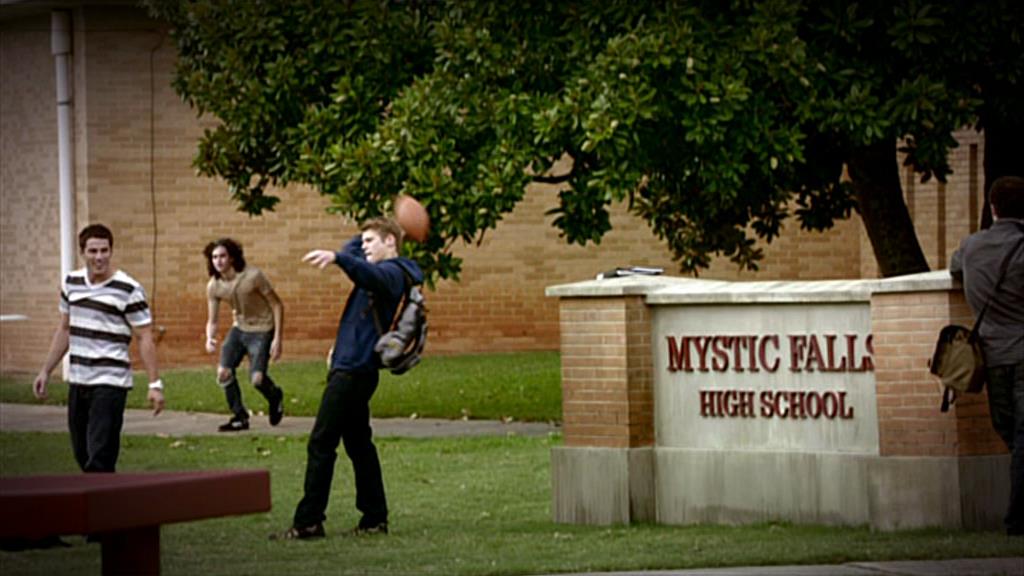 VampireDiariesWorld-dot-org_TVD-S1-SpecialFeatures_Vampires101_Captures00001.jpg