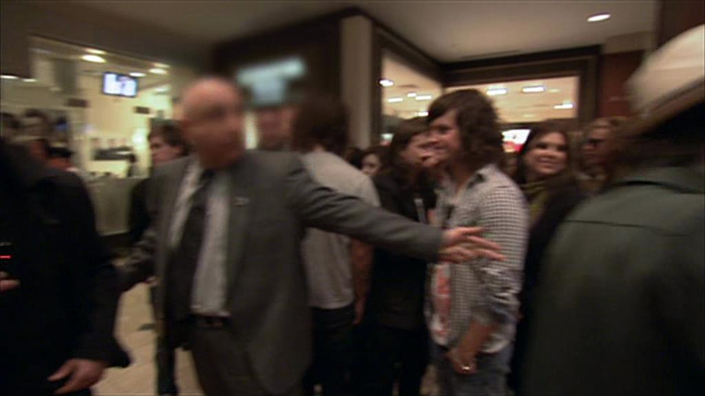 VampireDiariesWorld-dot-org_TVD-S1-SpecialFeatures_WhenVampireDontSuck_Captures00821.jpg