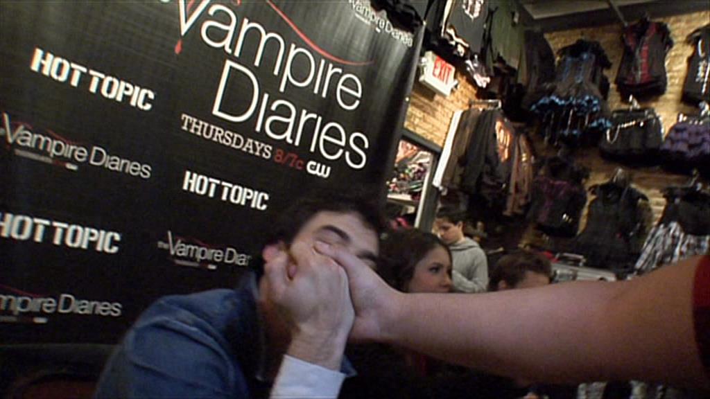 VampireDiariesWorld-dot-org_TVD-S1-SpecialFeatures_WhenVampireDontSuck_Captures00916.jpg