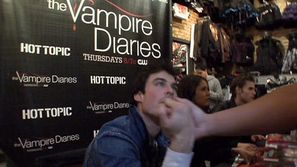 VampireDiariesWorld-dot-org_TVD-S1-SpecialFeatures_WhenVampireDontSuck_Captures00917.jpg