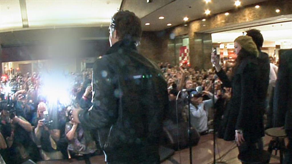 VampireDiariesWorld-dot-org_TVD-S1-SpecialFeatures_WhenVampireDontSuck_Captures00940.jpg