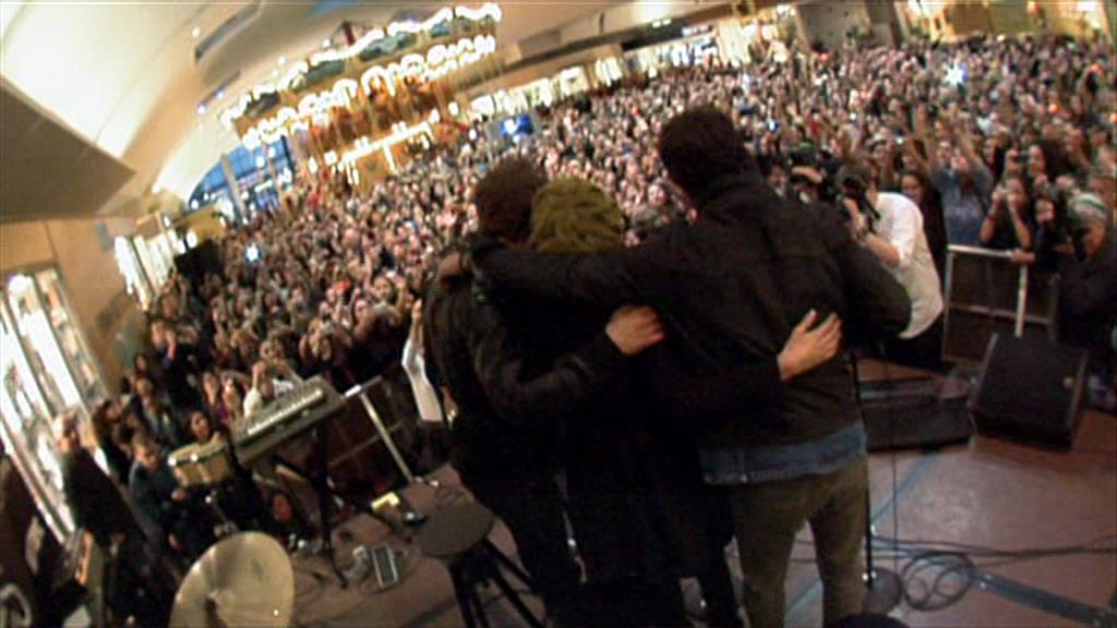 VampireDiariesWorld-dot-org_TVD-S1-SpecialFeatures_WhenVampireDontSuck_Captures00942.jpg