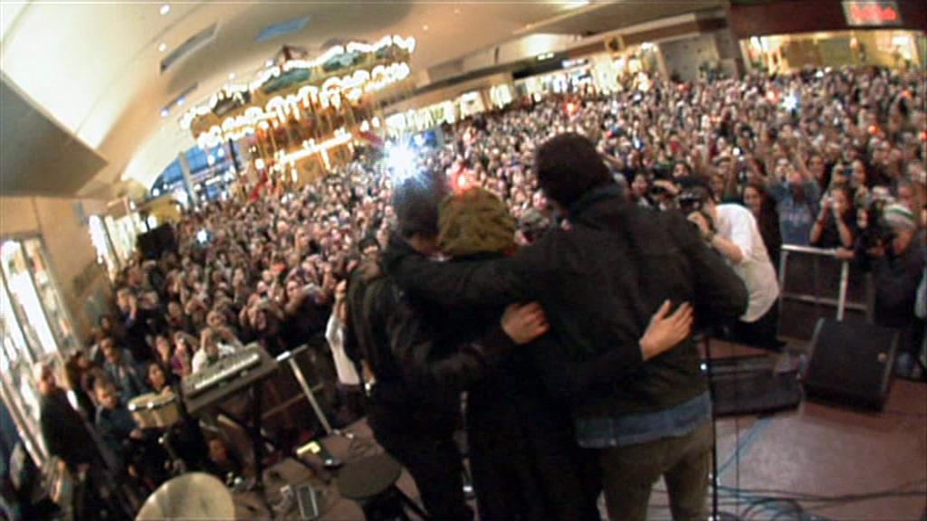 VampireDiariesWorld-dot-org_TVD-S1-SpecialFeatures_WhenVampireDontSuck_Captures00943.jpg