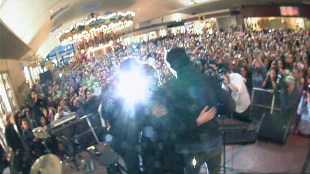 VampireDiariesWorld-dot-org_TVD-S1-SpecialFeatures_WhenVampireDontSuck_Captures00944.jpg