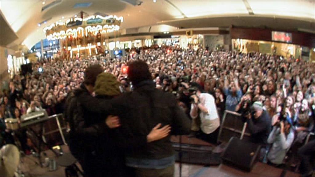 VampireDiariesWorld-dot-org_TVD-S1-SpecialFeatures_WhenVampireDontSuck_Captures00945.jpg