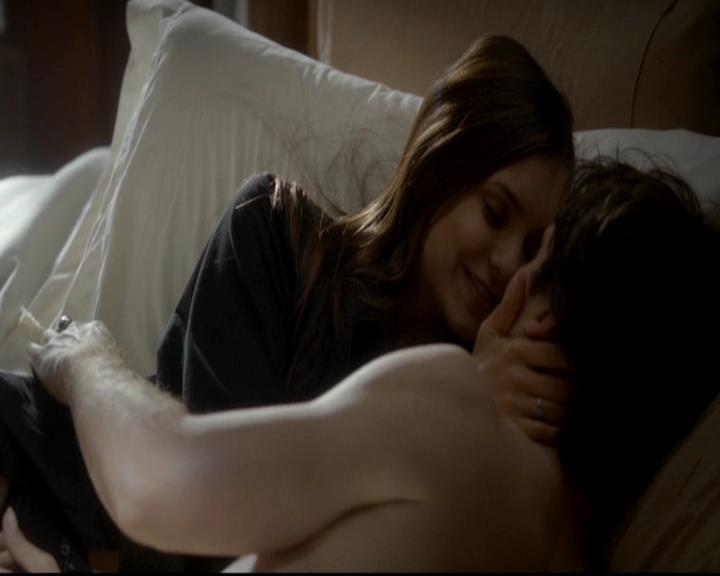 VampireDiariesWorld-dot-org_4x08WellAlwaysHaveBourbonStreet0019.jpg