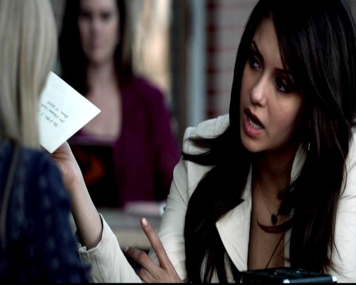 VampireDiariesWorld-dot-org_4x22TheWalkingDead0118.jpg