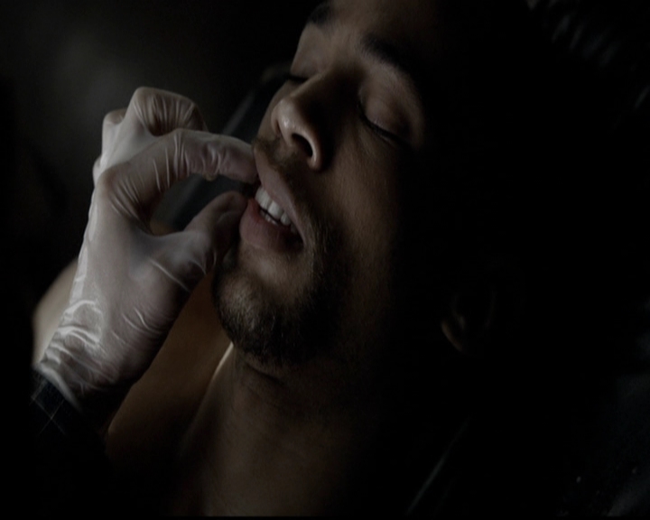 VampireDiariesWorld-dot-org_5x05MontersBall0084.jpg