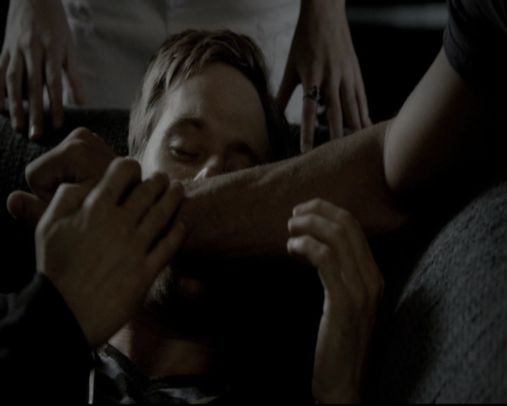 VampireDiariesWorld-dot-org_5x08DeadManOnCampus0715.jpg