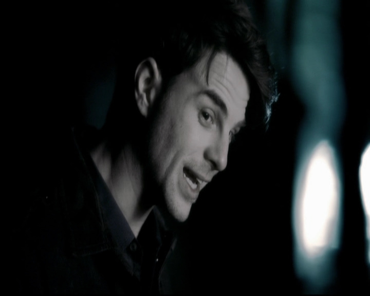 VampireDiariesWorld-dot-org_5x18ResidentEvil1990.jpg