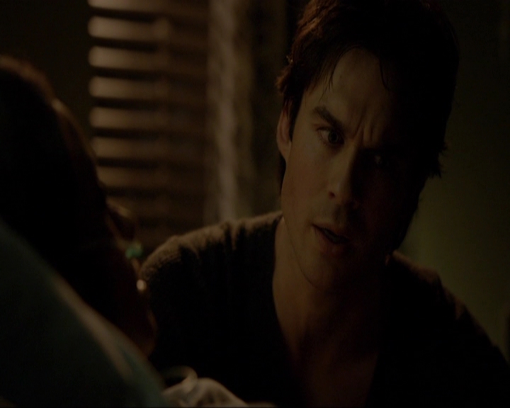 VampireDiariesWorld-dot-nl_7x14MoonlightOnTheBayou2125.jpg