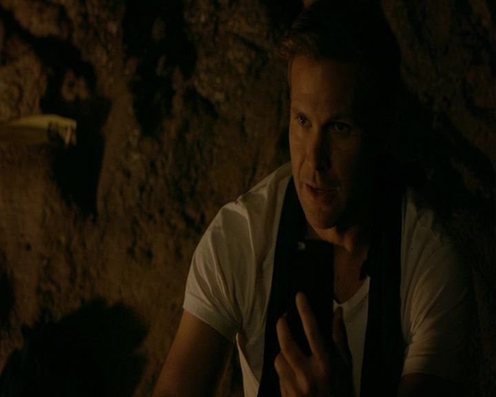 VampireDiaries-dot-nl_VampireDiaries-8x04AnEternityOfMisery1529.jpg