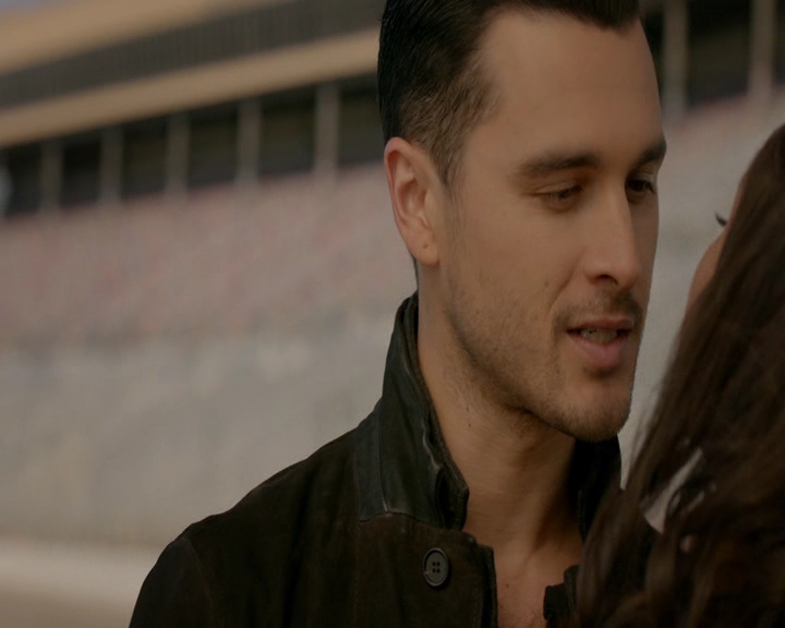 VampireDiaries-dot-nl_VampireDiaries-8x11YouMadeAChoiceToBeGood0722.jpg
