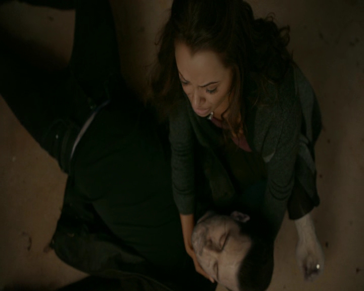 VampireDiaries-dot-nl_VampireDiaries-8x11YouMadeAChoiceToBeGood2354.jpg
