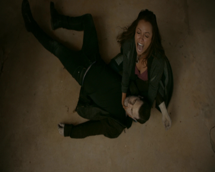 VampireDiaries-dot-nl_VampireDiaries-8x11YouMadeAChoiceToBeGood2357.jpg